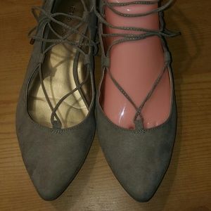 BCBG ANKLE WRAP FLATS😁